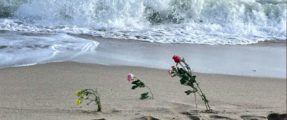 Gedenken an die Todesopfer am Strand von Cutro bei Crotone